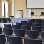 Kaisersaal mit Reihenbestuhlung und Podium mit Rednerpult (Foto: © MGMG)