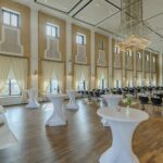 Kaisersaal mit parlamentarischer Bestuhlung und Stehtischen (Foto: © MGMG)